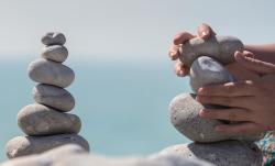 Ausbalancierte Steine als Symbol für Portfolio Rebalancing